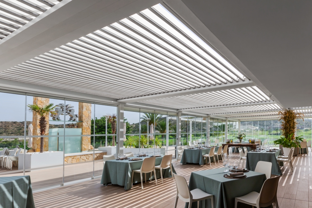Sun protection system for a restaurant overlooking the golf course
