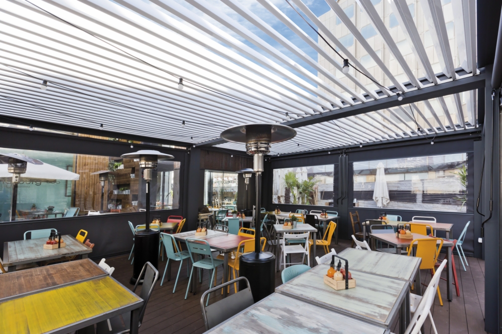 Urban restaurant protected by a bioclimatic pergola