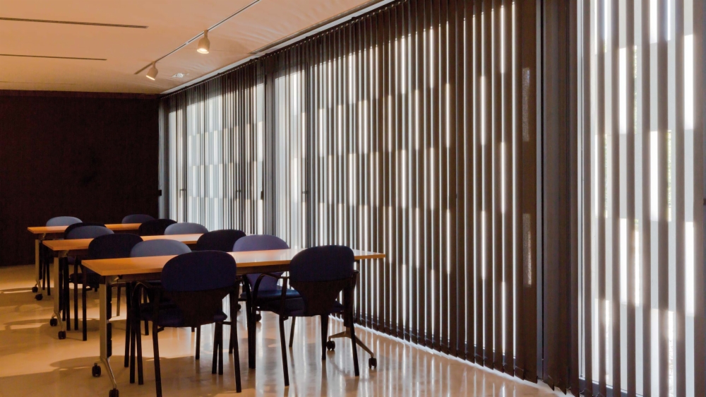 Vertical curtains for creating comfort at work